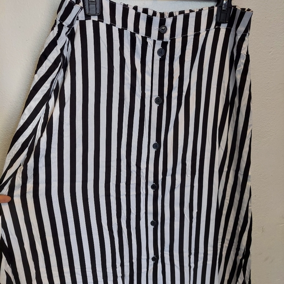 Hot Topic Black & White Stripe Maxi Skirt NWT🖤 - Picture 4 of 4